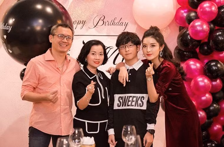 Gia đình Huyền My ai cũng sở hữu nhan sắc "cực phẩm". Ngắm nhìn bố mẹ sao Việt đình đám này ai cũng phải xuýt xoa.