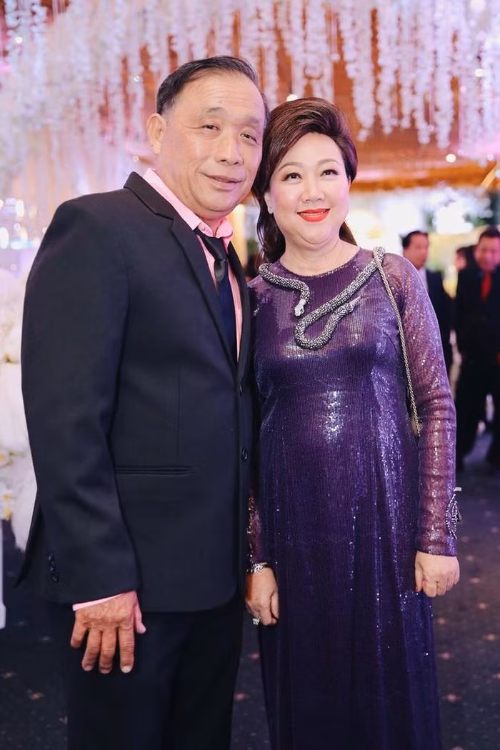 Bố mẹ Trấn Thành khi về già vẫn giữ được những nét đẹp thời trẻ.