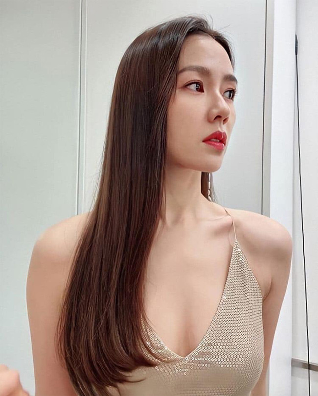 Chiếc váy hai dây lấp lánh không quá hở hang nhưng vẫn giúp ngôi sao của "Hạ cánh nơi anh" khoe được vòng 1 đầy đặn, gợi cảm.