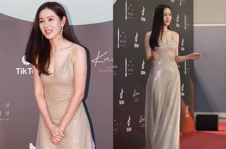 Không chọn những thiết kế cầu kỳ, Son Ye Jin mặc một chiếc váy hai dây đơn giản nhưng giúp cô khoe form dáng trong lễ trao giải Baeksang Arts Awards lần thứ 56.