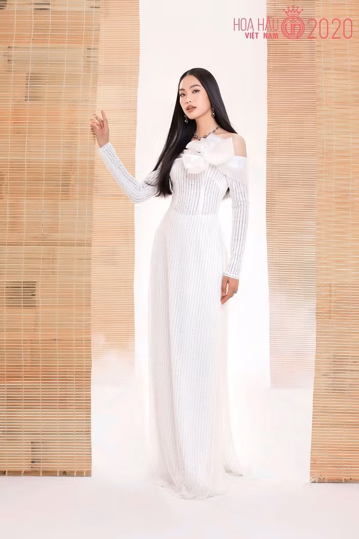 Mặc dù đều diện sắc trắng đồng điệu nhưng các cô gái năm nay đều sở hữu những đường nét riêng biệt và thu hút.