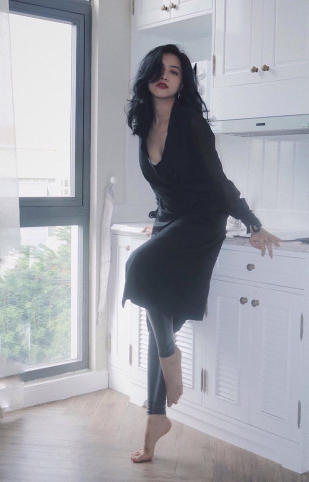 Ánh My sở hữu vóc dáng ngày một gợi cảm, gương mặt khả ái, mái tóc bồng bềnh quyến rũ.