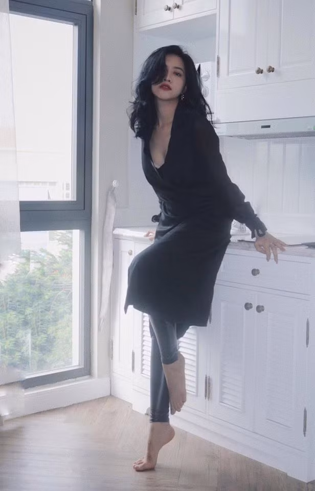 Ánh My sở hữu vóc dáng ngày một gợi cảm, gương mặt khả ái, mái tóc bồng bềnh quyến rũ.