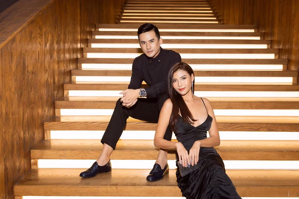 Thúy Diễm cũng hiểu rõ tính chất công việc của ông xã nên không nặng nhẹ chuyện anh phải diễn cảnh thân mật với bạn diễn.