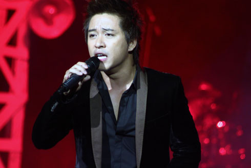 Nhìn lại 22 năm ca hát, giọng ca sinh năm 1978 trải qua một thời quá khứ hoàng kim. Anh sở hữu lượng fan đông đảo hàng đầu Vpop, có mức cát-sê cao ngất ngưởng mà nhiều ca sĩ phải ao ước.