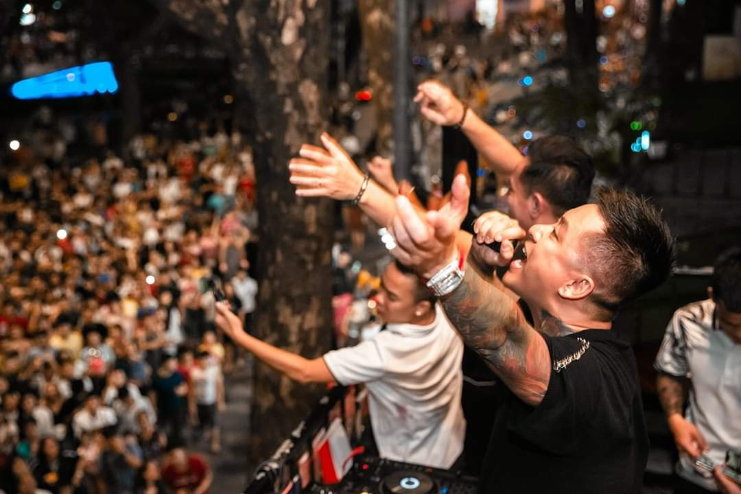 Thành công trong sự nghiệp tuy nhiên với Tuấn Hưng gia đình quan trọng hơn tất cả. Thời điểm hiện tại, anh muốn dành thời gian chăm sóc cho các con.