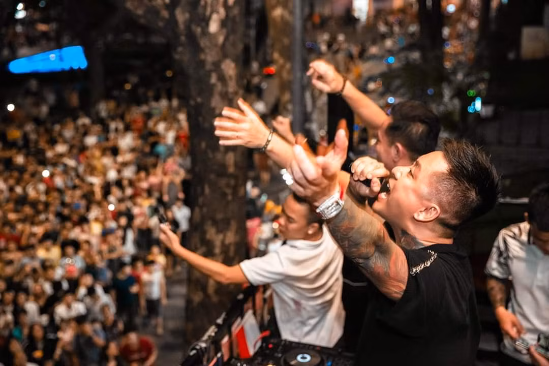 Thành công trong sự nghiệp tuy nhiên với Tuấn Hưng gia đình quan trọng hơn tất cả. Thời điểm hiện tại, anh muốn dành thời gian chăm sóc cho các con.