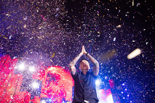 Giọng ca "Nắm lấy tay anh" cũng chia sẻ thêm rằng, từ khi lập gia đình, anh gặp rất nhiều thuận lợi trong công việc khi ký 3 hợp đồng quảng cáo lớn, nhận nhiều show ca hát ở trong nước và hải ngoại. Sau 22 năm ca hát, nam ca sĩ sở hữu trong tay khối tài sản đáng mơ ước ở tuổi 42. Ảnh: Bin Leo.