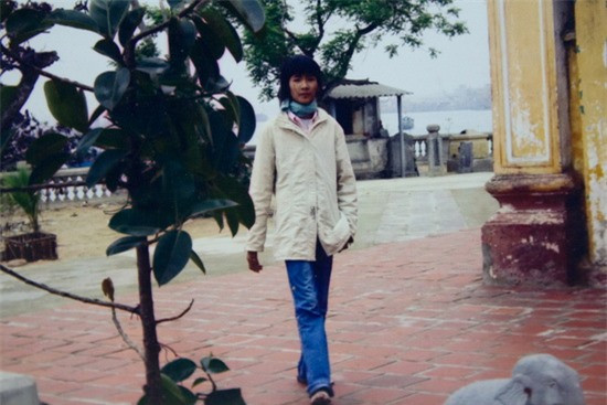  Hoàng Thùy sinh năm 1992 trong một gia đình nghèo ở Thanh Hoá. Cô trải qua một tuổi thơ dữ dội khi phải rong ruổi bán hàng rong suốt 10 năm để có tiền trang trải việc học.