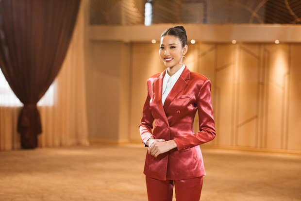 Không chỉ lột xác về ngoại hình, Hoàng Thùy còn tích cực cải thiện khả năng tiếng Anh. Nhờ đó mà Hoàng Thùy ghi được dấu ấn mạnh tại Miss Universe 2019, ngoài sự tự tin và cuốn hút. Thành tích top 20 chung cuộc của Hoàng Thùy khiến những người hâm mộ tự hào về cô.