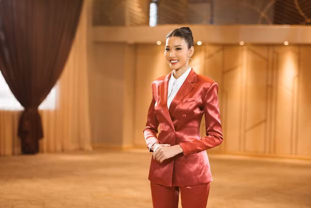 Không chỉ lột xác về ngoại hình, Hoàng Thùy còn tích cực cải thiện khả năng tiếng Anh. Nhờ đó mà Hoàng Thùy ghi được dấu ấn mạnh tại Miss Universe 2019, ngoài sự tự tin và cuốn hút. Thành tích top 20 chung cuộc của Hoàng Thùy khiến những người hâm mộ tự hào về cô.