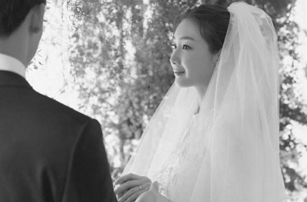 Kể từ đó, Choi Ji Woo lại bật chế độ “kín tiếng đời tư” với tất cả mọi người. Rồi bất ngờ ngày 29/3/2018, Choi kết hôn và vài ngày sau, cô mới tiết lộ thông tin cho mọi người biết.