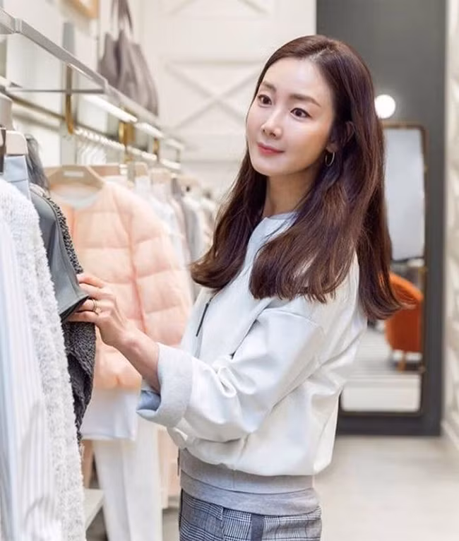 Giàu có nhưng Choi Ji Woo không phải là người thích khoe khoang, cô chưa bao giờ có ý khoe hàng hiệu hay nhà đẹp, xe sang mà luôn xuất hiện với hình ảnh giản dị, gần gũi.