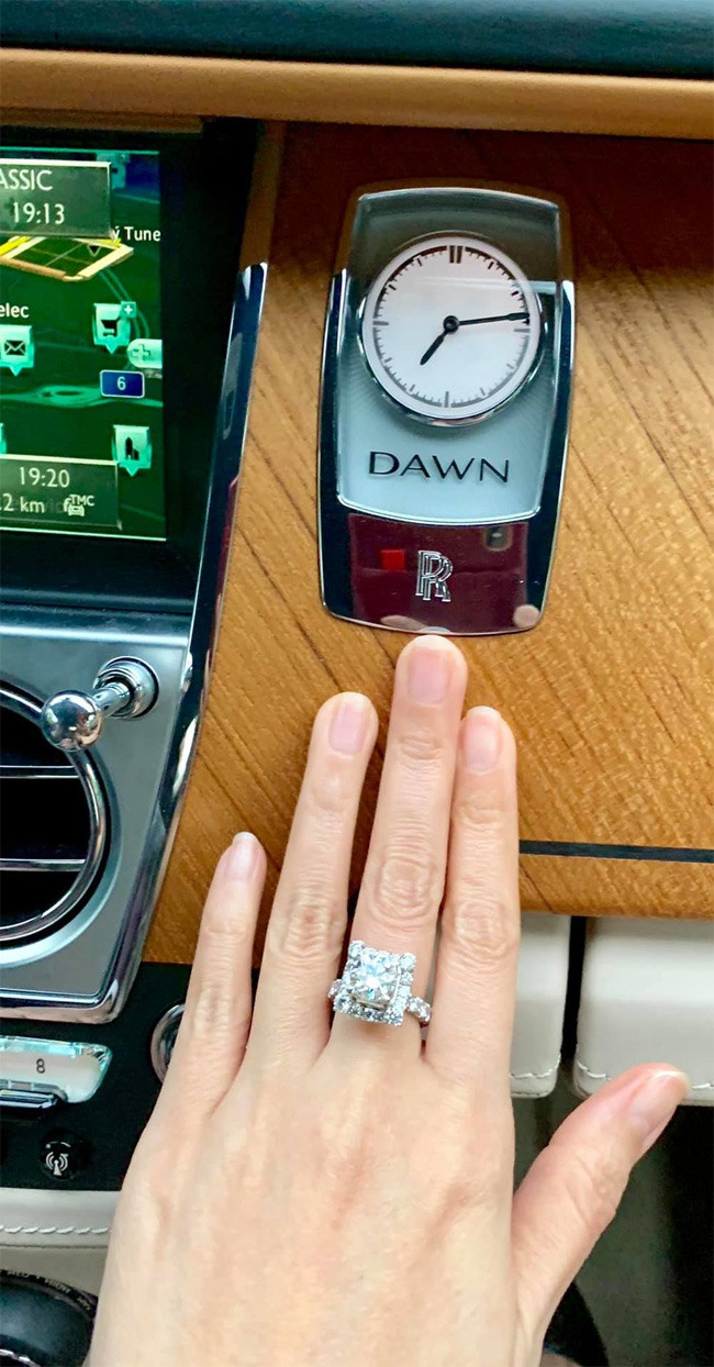 Năm 2019, giọng ca "Đường cong" khiến mọi người lóa mắt khi cô khoe bữa ăn tối lãng mạn cùng ông xã, đặc biệt là chiếc nhẫn kim cương lấp lánh và chìa khoá xe roll royce dòng mới nhất.