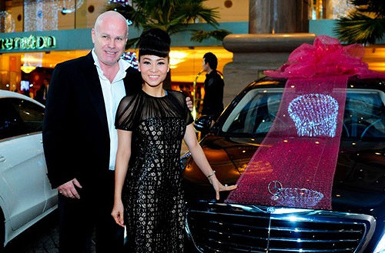 Giáng sinh năm 2013, chồng Thu Minh lại tặng cô một chiếc xe hơi Mercedes S500 sang trọng, nội thất được làm theo yêu cầu của Thu Minh. Nhờ món quà của chồng, Thu Minh trở thành người đầu tiên sử dụng dòng xe sang này.