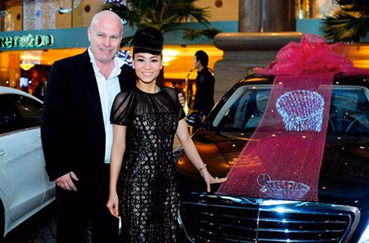 Giáng sinh năm 2013, chồng Thu Minh lại tặng cô một chiếc xe hơi Mercedes S500 sang trọng, nội thất được làm theo yêu cầu của Thu Minh. Nhờ món quà của chồng, Thu Minh trở thành người đầu tiên sử dụng dòng xe sang này.