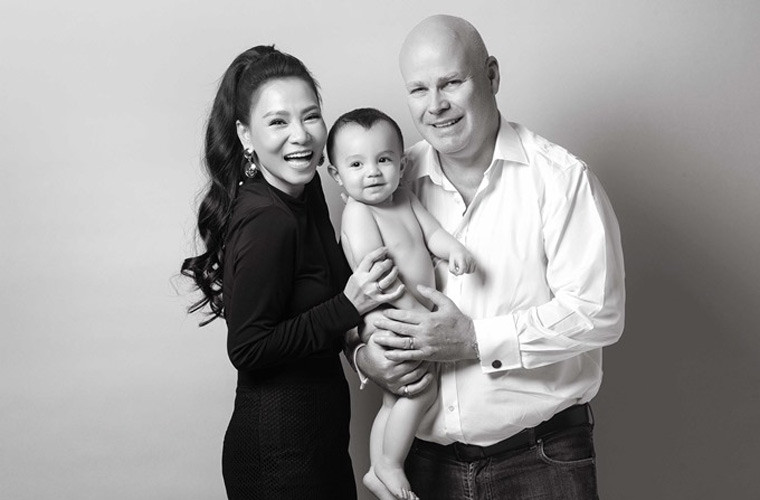 Thu Minh từng chia sẻ, chồng cô là ông chủ lớn trong lĩnh vực kinh doanh, làm việc tại Việt Nam và nhiều nước khác trên thế giới.