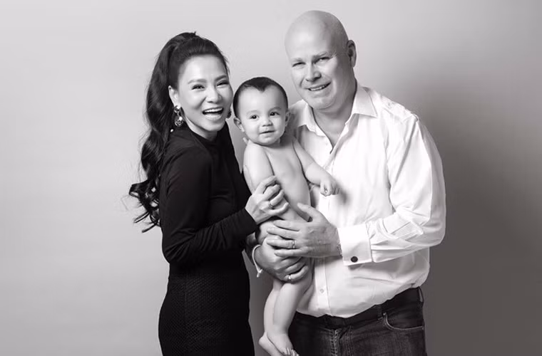 Thu Minh từng chia sẻ, chồng cô là ông chủ lớn trong lĩnh vực kinh doanh, làm việc tại Việt Nam và nhiều nước khác trên thế giới.