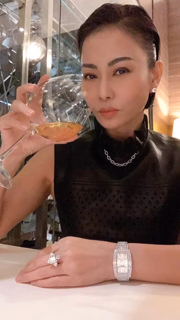 Gần đây nhất, vào tháng 8/2020, Thu Minh lại khoe nhẫn kim cương mới cùng chiếc đồng hồ và đôi hoa tai trị giá hàng tỷ đồng.