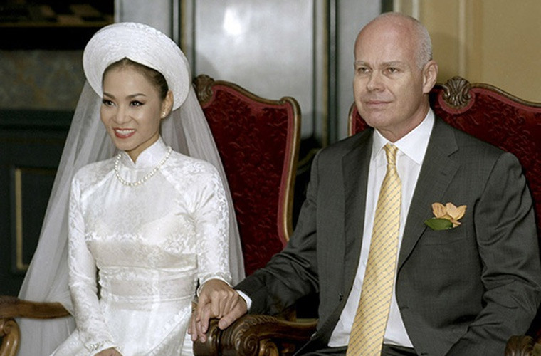 Năm 2012, ở tuổi 35, Thu Minh lên xe hoa với Otto De Jagger, triệu phú người Hà Lan.