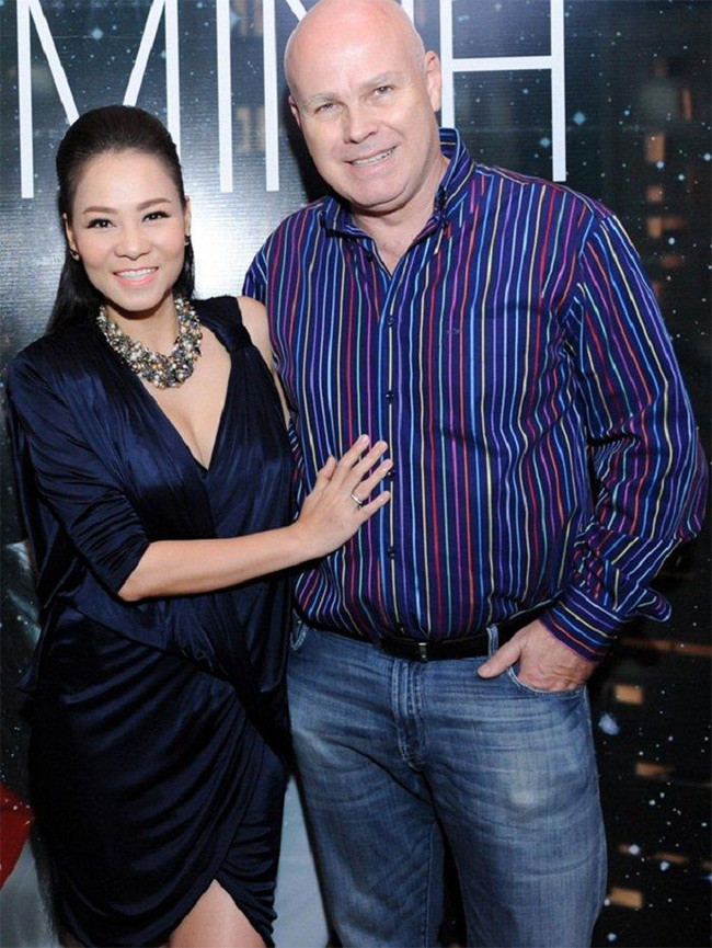 Giọng ca sinh năm 1977 rất tự hào về chồng: “Chồng tôi là người đàn ông bản lĩnh. Quan trọng nhất, anh ấy là người thẳng thắn, cương trực, nói được làm được, đặc biệt là người vui tính".