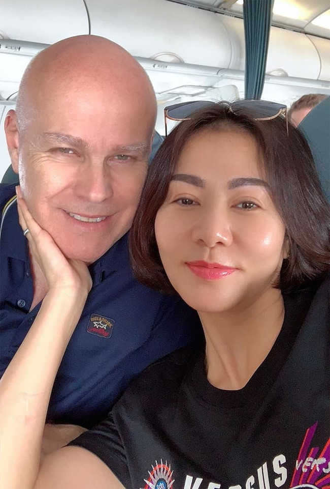 Otto rất chiều vợ, và nổi tiếng là người chịu chi. Trước khi cưới, Otto đã tặng Thu Minh chiếc nhẫn đính hôn kim cương trị giá 300.000 USD (khoảng 7 tỷ đồng).