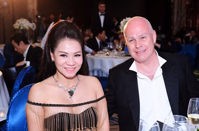 Năm 2016, vợ chồng Otto - ca sĩ Thu Minh từng dính vào vụ tranh chấp mua căn hộ penthouse tại dự án Léman Luxury Apartment (đường Nguyễn Đình Chiểu, P.6, Q.3) của công ty cổ phần C.T Phương Nam.