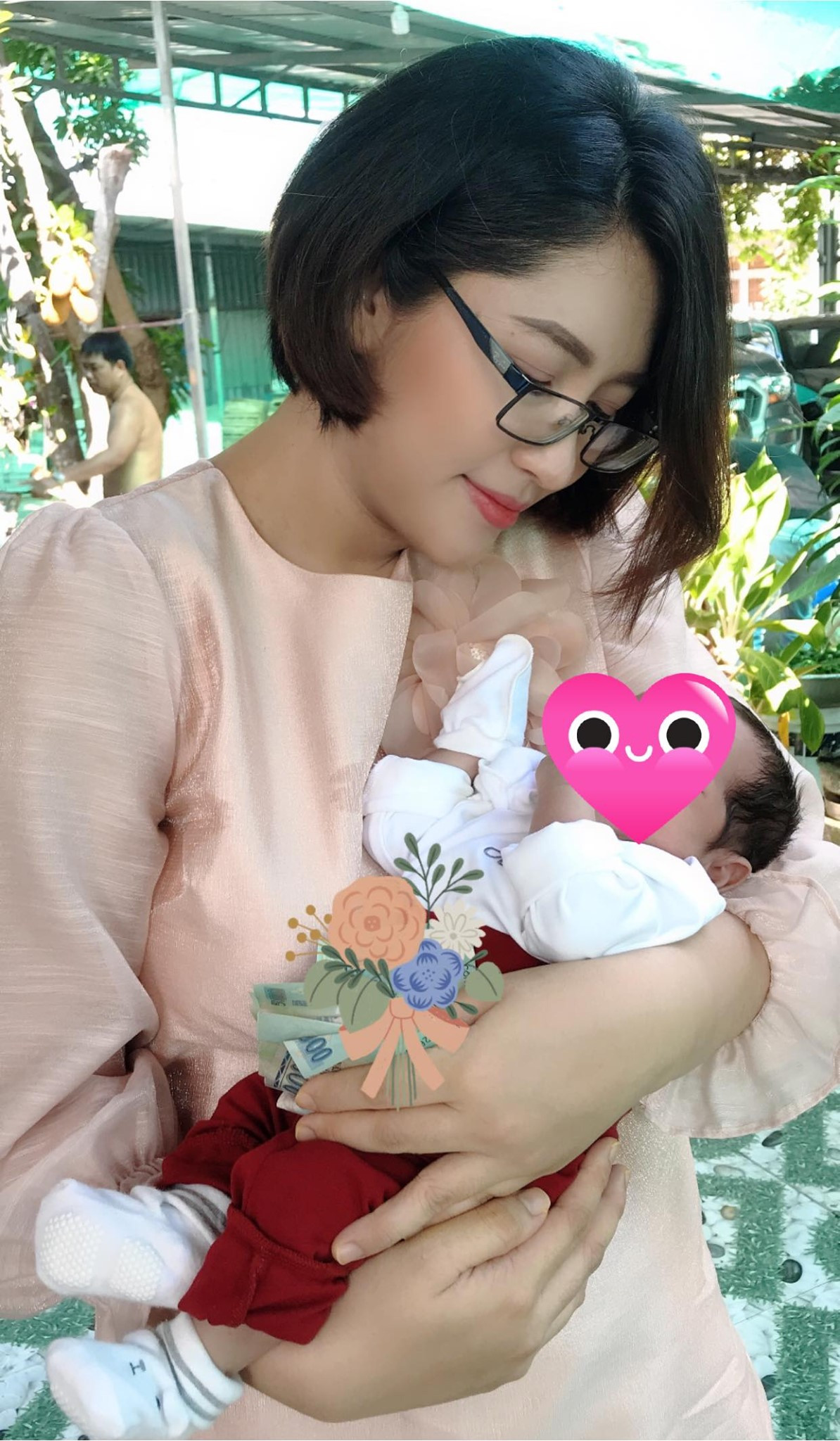 Hoa hậu Đại dương 2014 chia sẻ về cuộc sống yên bình, được nội ngoại hỗ trợ hết mình, chồng yêu thương chăm lo chuẩn ông bố bỉm sữa.