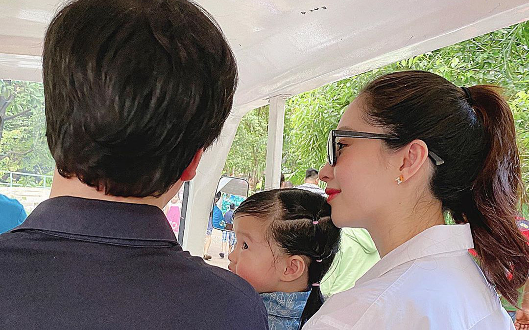 Hoa hậu Việt Nam 2012 thường xuyên chia sẻ cuộc sống sung túc, an yên bên gia đình. Dù bận rộn nhưng hai vợ chồng vẫn dành thời gian đưa cô con gái 2 tuổi đi chơi.