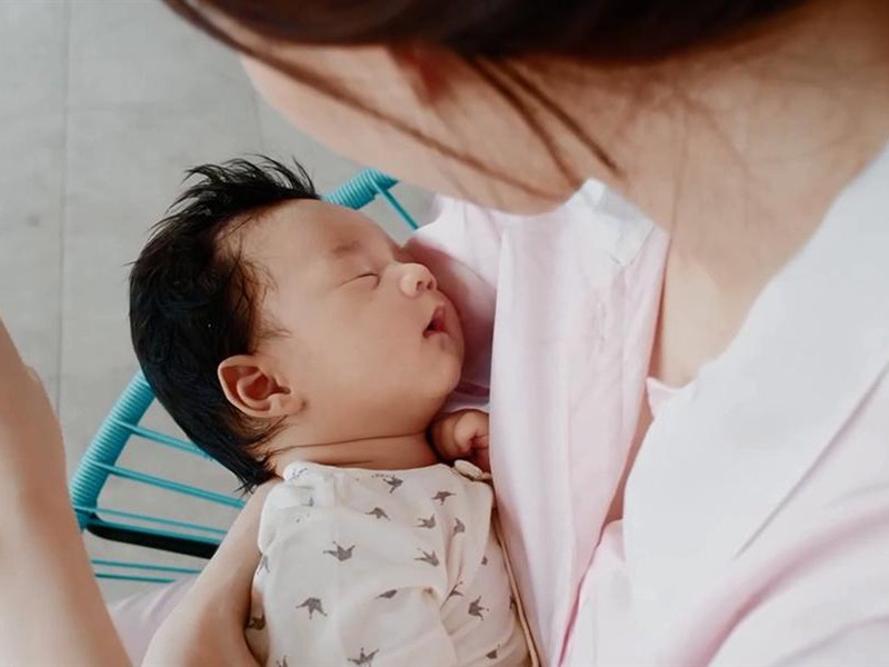 Tổ ấm thêm hạnh phúc khi Hoa hậu Đặng Thu Thảo hạ sinh lần 2 vào cuối tháng 5 vừa qua. Ông xã Trung Tín chỉ mới tiết lộ diện mạo của quý tử trong clip hai mẹ con đầy tình cảm.