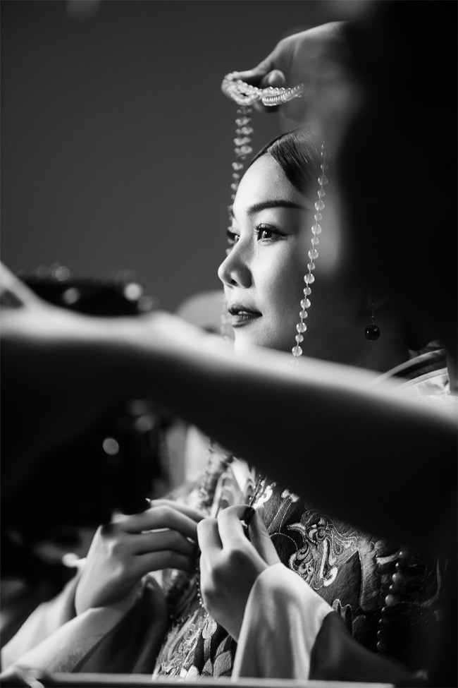 Nhà thiết kế trang phục phim Quỳnh Hoa Nhất Dạ cũng chính là nhà thiết kế phục trang cho nhiều bộ phim như: “Cô Ba Sài Gòn”, “Tấm Cám – Chuyện chưa kể”…