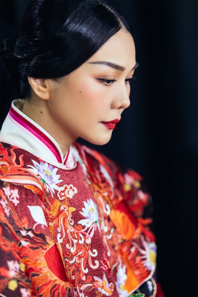 Các họa tiết trên trang phục được thêu tay tỉ mỉ.