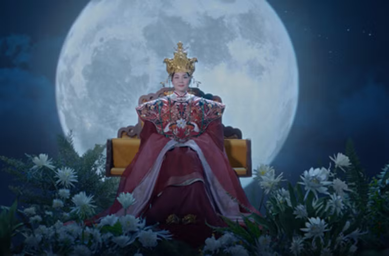 Theo Thanh Hằng đoàn phim tốn tầm nửa tỷ cho bộ phượng bào này. Quỳnh Hoa Nhất Dạ dự kiến bấm máy vào đầu năm 2021.