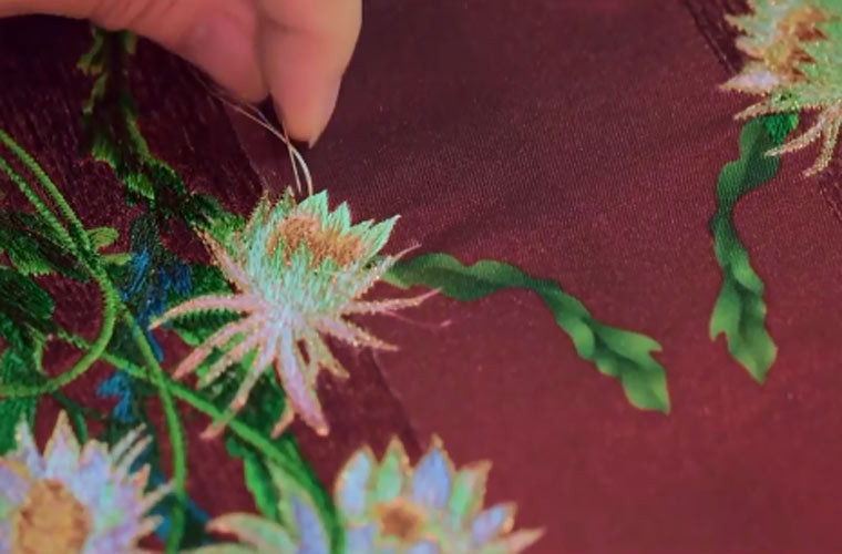 Các họa tiết hoa quỳnh, hoa sen, được thêu tay tỉ mỉ trên phượng bào.