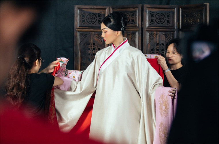 Nhóm thiết kế đang giúp Thanh Hằng mặc phượng bào.