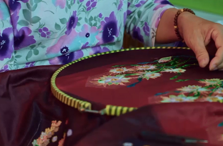 Các nghệ nhân mất hơn 1000 giờ để may vá, thêu sao cho các họa tiết, màu sắc trên trang phục phải hài hòa, chính xác và đẹp mắt.