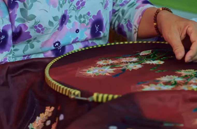 Các nghệ nhân mất hơn 1000 giờ để may vá, thêu sao cho các họa tiết, màu sắc trên trang phục phải hài hòa, chính xác và đẹp mắt.