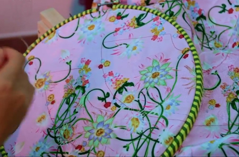 Từng chi tiết nhỏ trên trang phục được nhà thiết kế cẩn thận, trau chuốt.