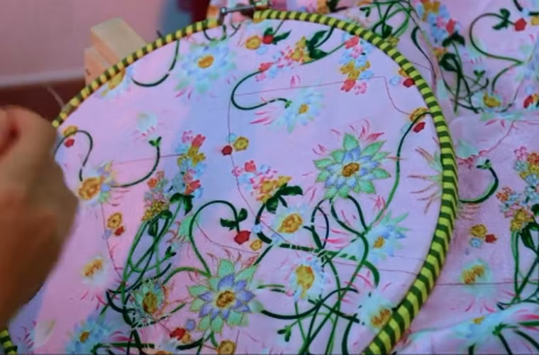 Từng chi tiết nhỏ trên trang phục được nhà thiết kế cẩn thận, trau chuốt.