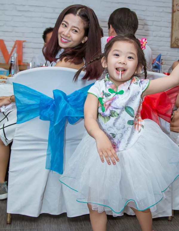 “Có thể giờ con vẫn chưa hiểu hết mọi thứ, nhưng mẹ vẫn sợ em tủi thân. Lavie cùng cố gắng con nhé… Thêm tuổi mới ăn nhiều hơn, ngủ nhiều hơn, uống sữa nhiều hơn con nhé… còn lại thế giới để mẹ lo”, những chia sẻ của Mai Phương trong dịp sinh nhật năm 2017 của con gái khiến nhiều người xúc động.