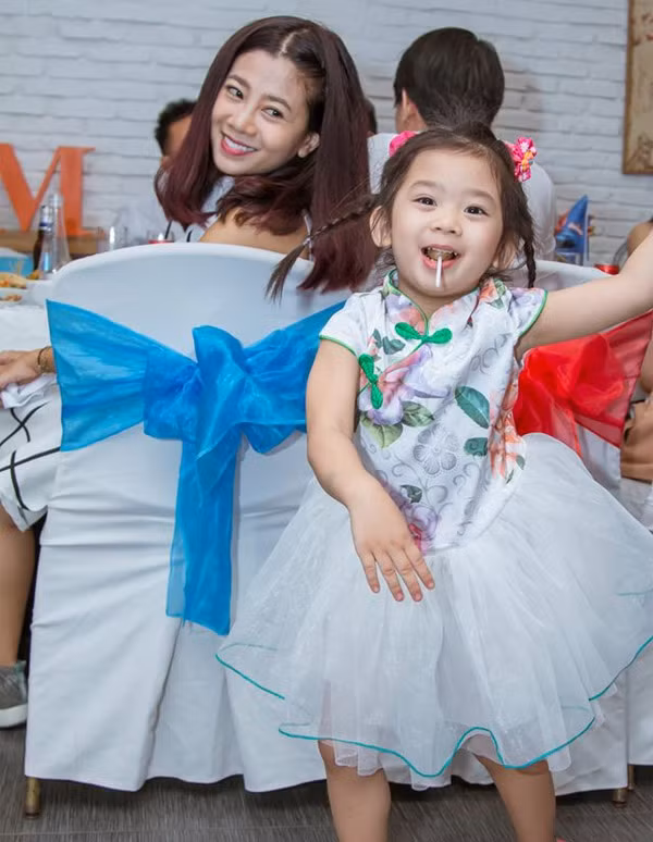 “Có thể giờ con vẫn chưa hiểu hết mọi thứ, nhưng mẹ vẫn sợ em tủi thân. Lavie cùng cố gắng con nhé… Thêm tuổi mới ăn nhiều hơn, ngủ nhiều hơn, uống sữa nhiều hơn con nhé… còn lại thế giới để mẹ lo”, những chia sẻ của Mai Phương trong dịp sinh nhật năm 2017 của con gái khiến nhiều người xúc động.