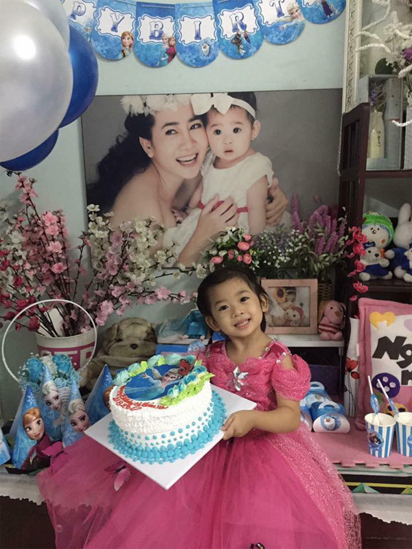 Sau khi sinh con, Mai Phương luôn tận dụng mọi cơ hội có thể để chạy show gom góp tiền nuôi con, nhưng những dịp đặc biệt của Lavie thì không bao giờ thiếu mẹ. “Sinh nhật bé nhỏ của mẹ, 21/8…. Mẹ đi làm xa con à, trước khi đi kịp làm cái tiệc nhỏ tại nhà cho con với các chị… Thương bé nhỏ của mẹ…”, Mai Phương viết trên Facebook cá nhân dịp sinh nhật lần thứ 4 của con gái.