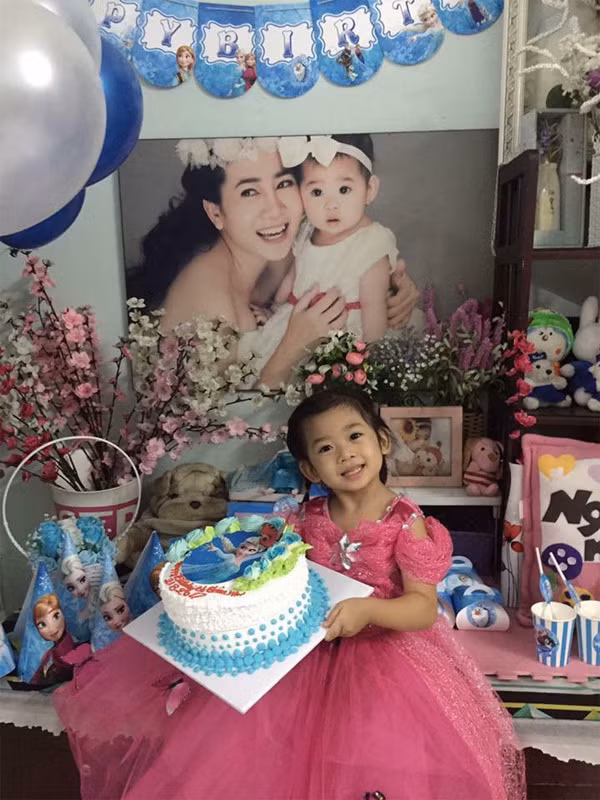 Sau khi sinh con, Mai Phương luôn tận dụng mọi cơ hội có thể để chạy show gom góp tiền nuôi con, nhưng những dịp đặc biệt của Lavie thì không bao giờ thiếu mẹ. “Sinh nhật bé nhỏ của mẹ, 21/8…. Mẹ đi làm xa con à, trước khi đi kịp làm cái tiệc nhỏ tại nhà cho con với các chị… Thương bé nhỏ của mẹ…”, Mai Phương viết trên Facebook cá nhân dịp sinh nhật lần thứ 4 của con gái.