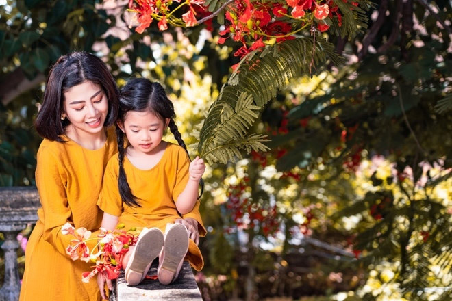 “Phương muốn dắt con đi mọi nơi khi có thời gian để bé Lavie có thể trải nghiệm và khám phá nhiều điều mới lạ. Với Phương điều này sẽ ý nghĩa hơn rất nhiều so với món quà quần áo hoặc đồ chơi”, Mai Phương tâm sự về chuyến đi Hội An với con gái vào tháng 8/2019.