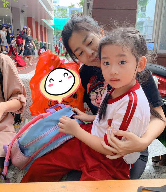 Mặc dù thời gian cuối, Phương rất mệt, nhưng cô vẫn tranh thủ đưa con gái Lavie đi học. Hình ảnh cuối cùng lúc Mai Phương đến đón con ở trường.