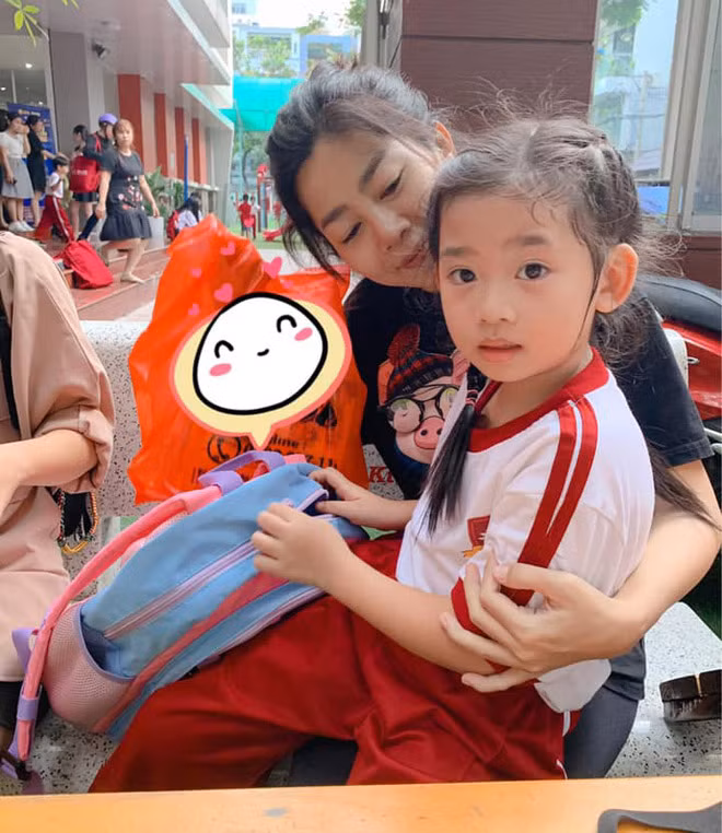 Mặc dù thời gian cuối, Phương rất mệt, nhưng cô vẫn tranh thủ đưa con gái Lavie đi học. Hình ảnh cuối cùng lúc Mai Phương đến đón con ở trường.