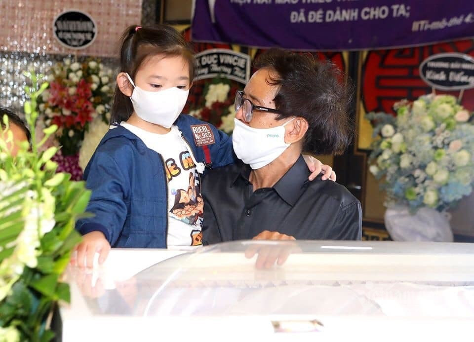 Hình ảnh bé Lavie ngơ ngác trong đám tang mẹ khiến nhiều người xót xa. Vì còn nhỏ nên Lavie chưa hiểu thế nào là sự chia lìa, cô bé ngây thơ hỏi: “Mẹ lên thiên đàng mấy ngày? Khi nào mẹ về?”. Khi gọi điện facetime với bố, nam ca sĩ Phùng Ngọc Huy, Lavie hỏi: “Ba Huy ơi, mẹ Phương ngủ khi nào thức dậy vậy ba Huy?”.