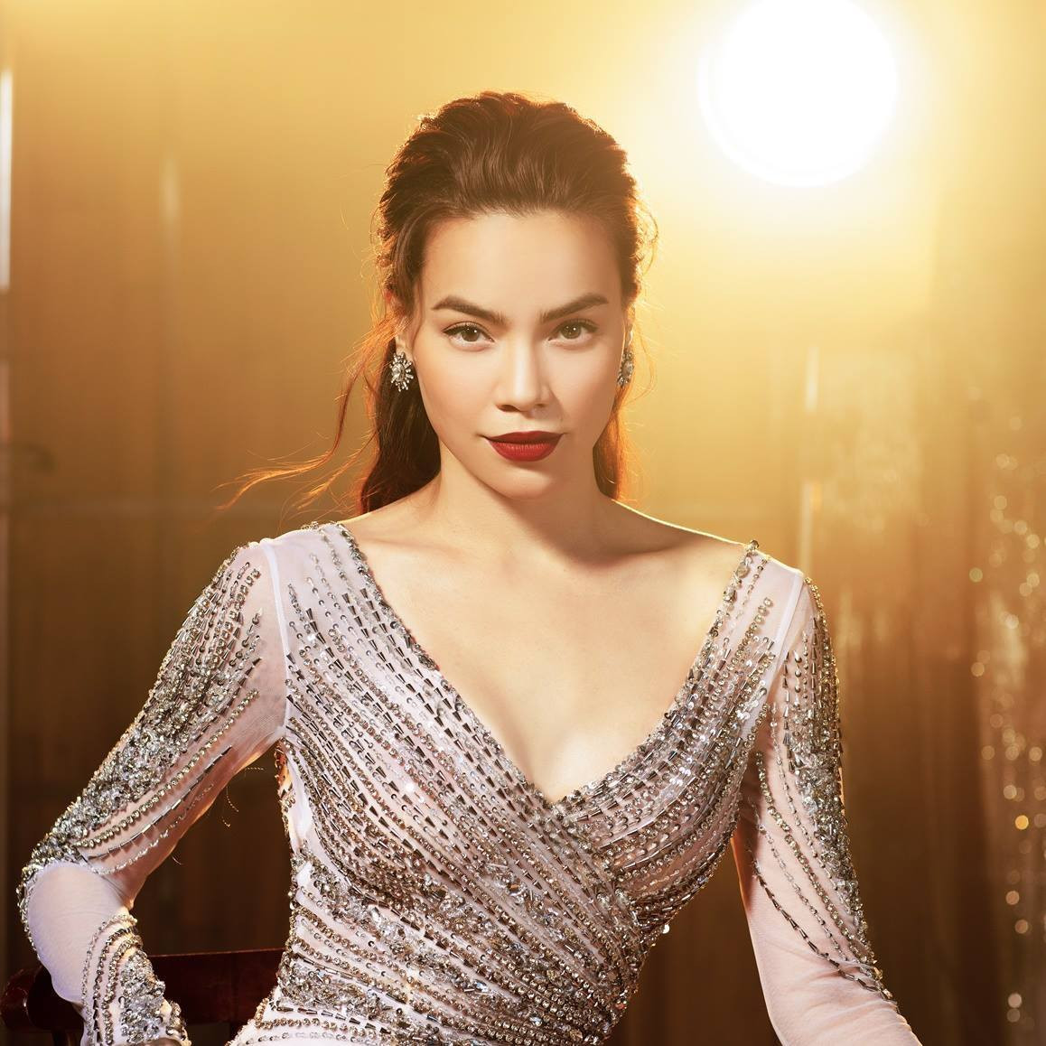 Hà Hồ bị cư dân mạng kêu gọi tẩy chay, phản đối các thương hiệu, nhãn hàng sử dụng hình ảnh của cô để quảng cáo.