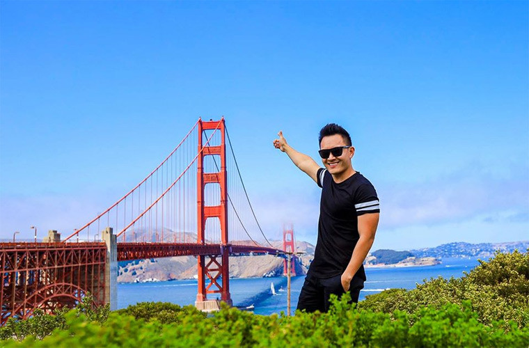 Trái ngược với vẻ mảnh khảnh của bố Hoài Linh, Thành Vinh là anh chàng có vóc dáng rất khỏe khoắn. Anh được nhiều người khen đẹp trai như soái ca.