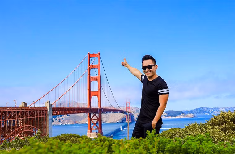 Trái ngược với vẻ mảnh khảnh của bố Hoài Linh, Thành Vinh là anh chàng có vóc dáng rất khỏe khoắn. Anh được nhiều người khen đẹp trai như soái ca.